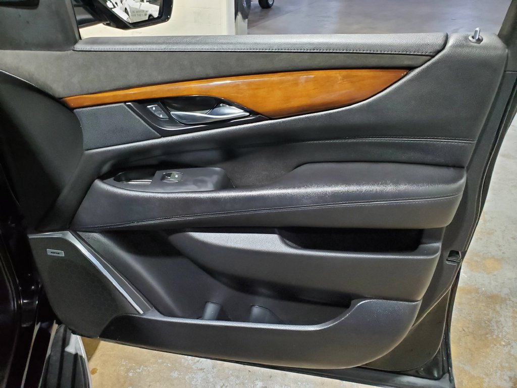 Used 2019 Cadillac Escalade ESV Luxury RWD image 16