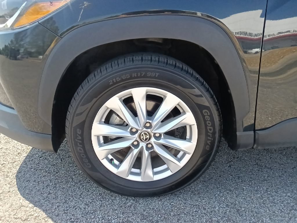 Used 2023 Toyota Corolla Cross LE FWD image 12