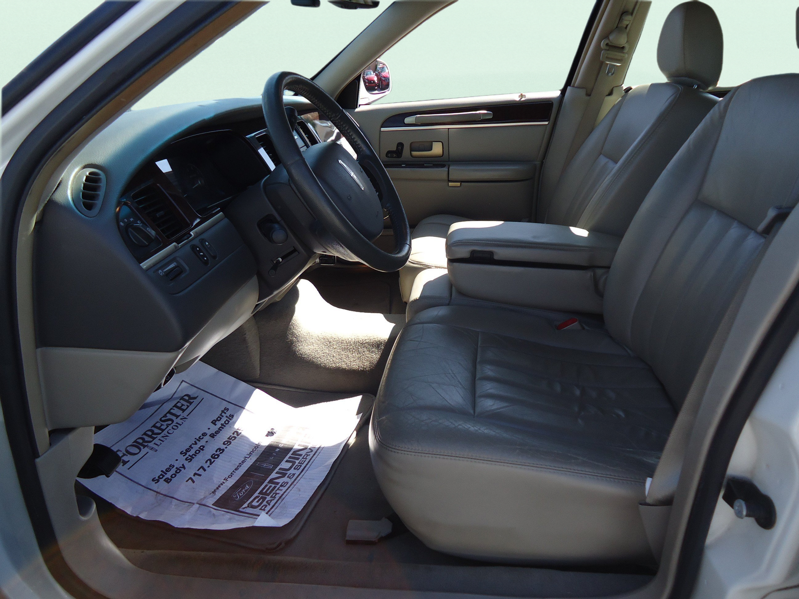 Used 2006 Lincoln Town Car Signature RWD image 19