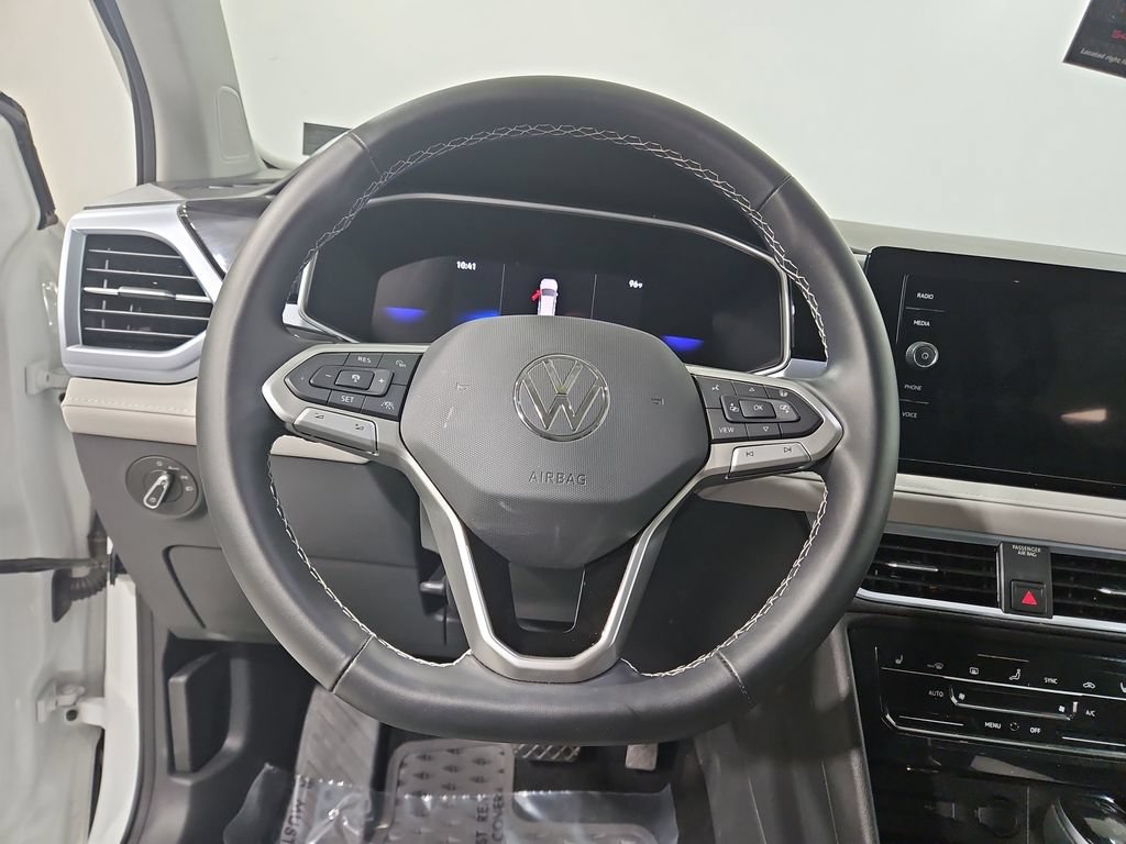 Used 2025 Volkswagen Taos SE w/ Panoramic Sunroof Package FWD image 17