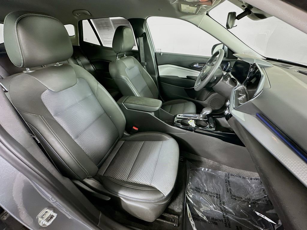 Used 2025 Chevrolet Trax LT image 32