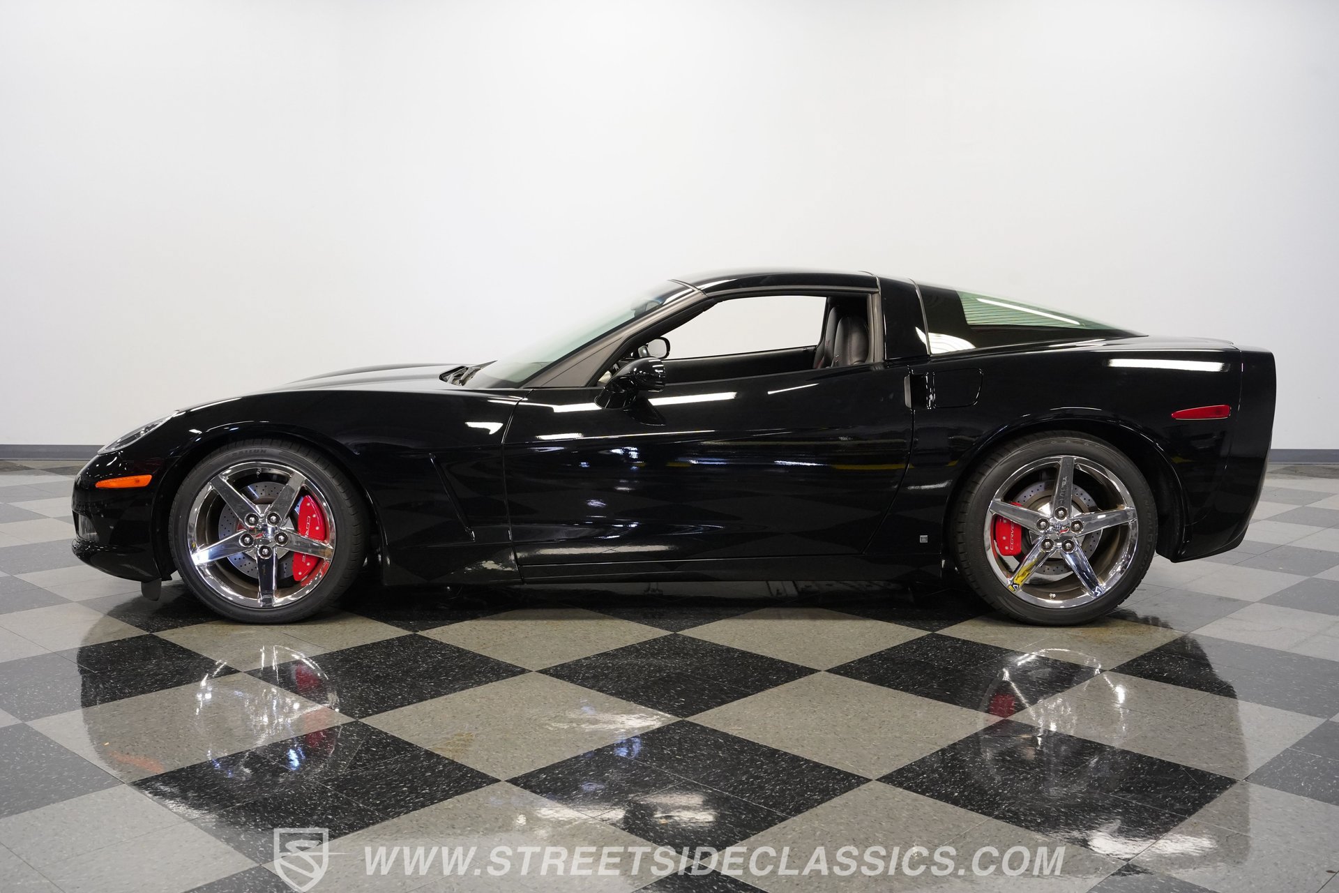 Used 2007 Chevrolet Corvette Coupe w/ Performance Package RWD image 2