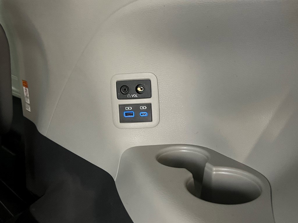 Used 2023 Toyota Sienna Limited image 14