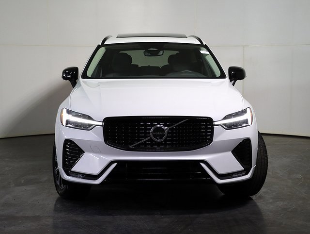 Used 2025 Volvo XC60 B5 Plus image 9