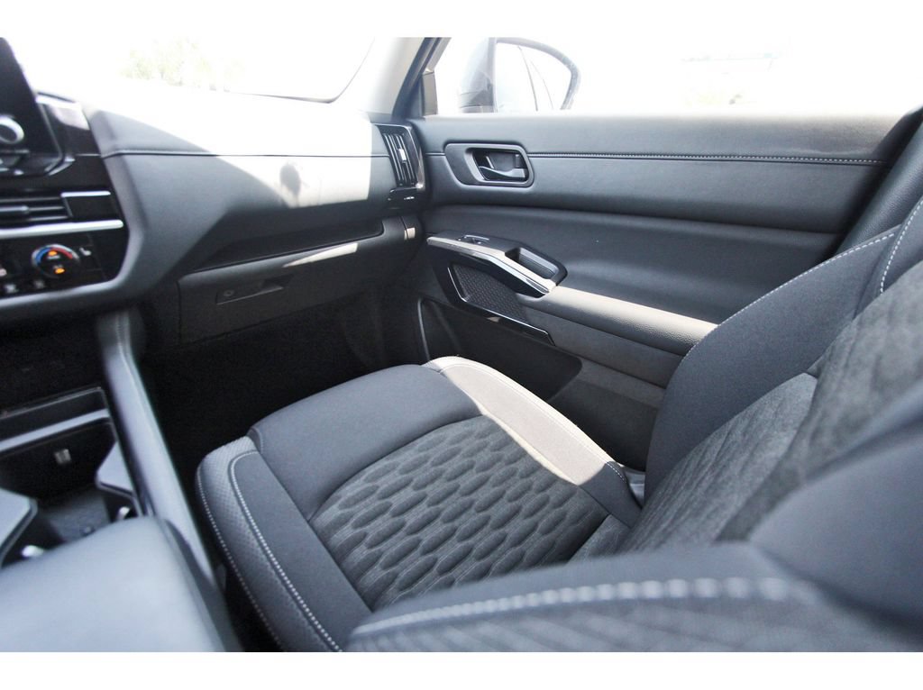 Used 2025 Nissan Pathfinder SV FWD image 9
