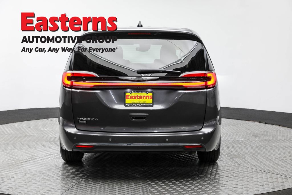 Used 2023 Chrysler Pacifica Touring-L image 6