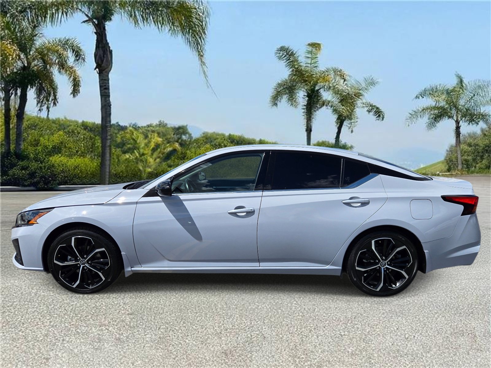 Used 2025 Nissan Altima 2.5 SR FWD image 2