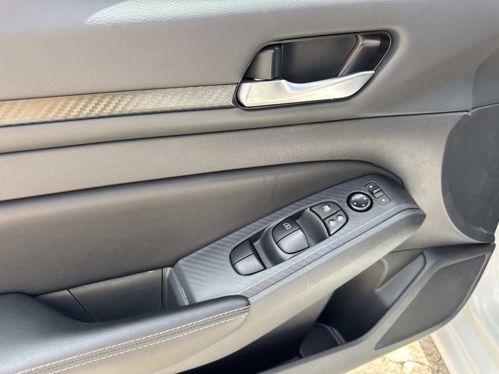 Used 2025 Nissan Altima 2.5 SV FWD image 36