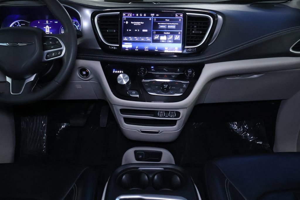 Used 2023 Chrysler Pacifica Touring-L image 18