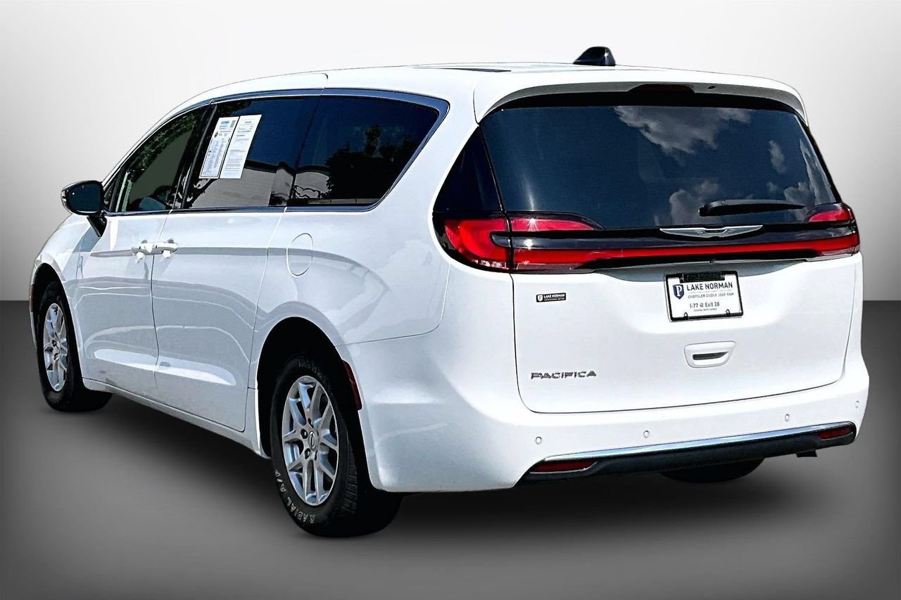Used 2024 Chrysler Pacifica Touring-L FWD image 6