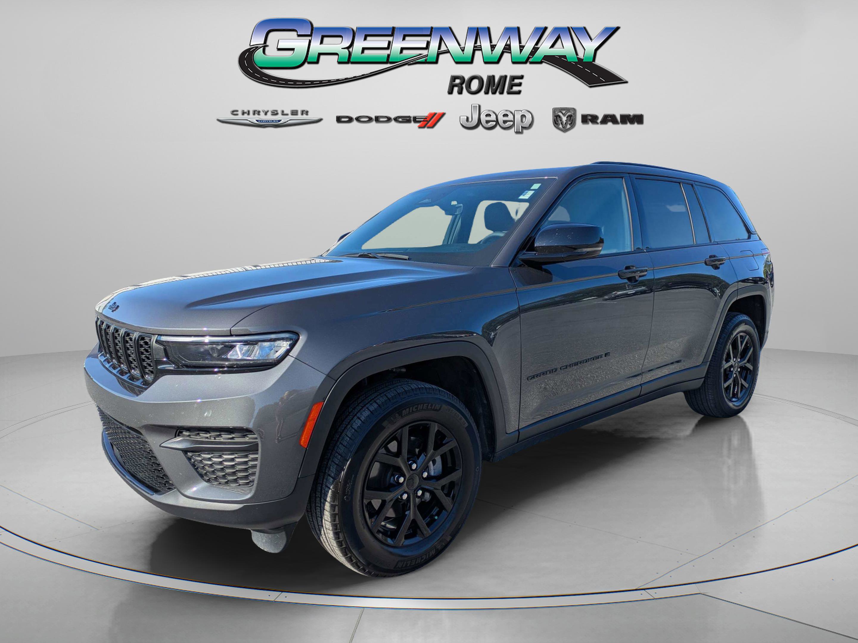 Used 2025 Jeep Grand Cherokee Altitude RWD image 4