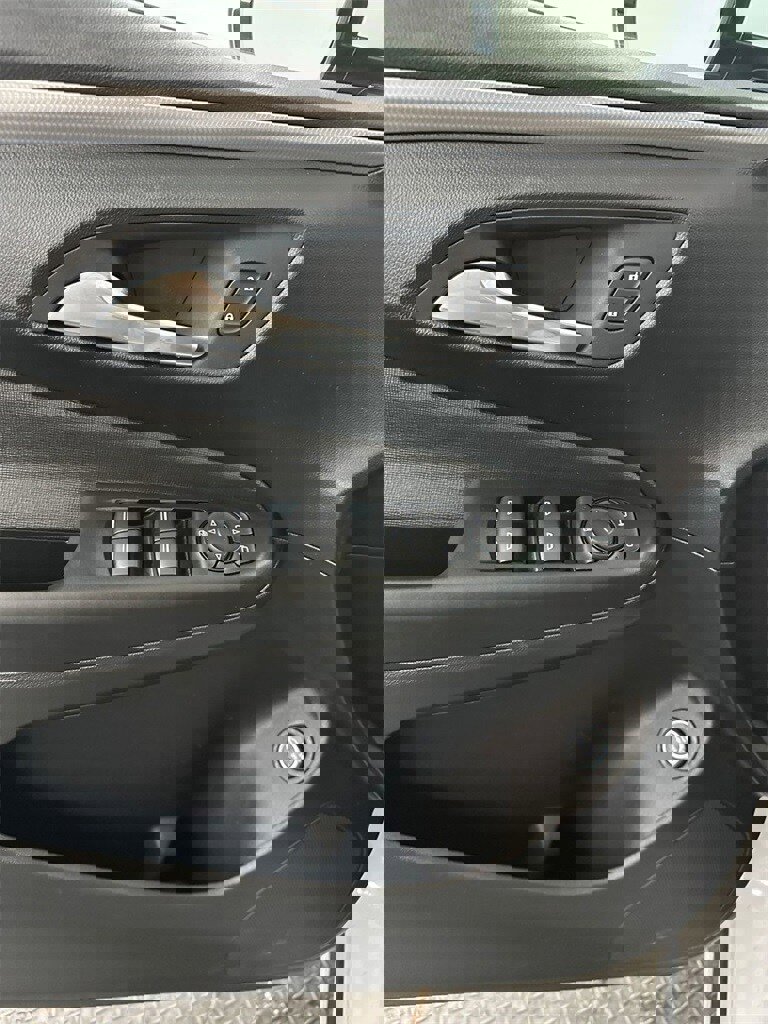 Used 2025 Buick Envista Avenir image 9