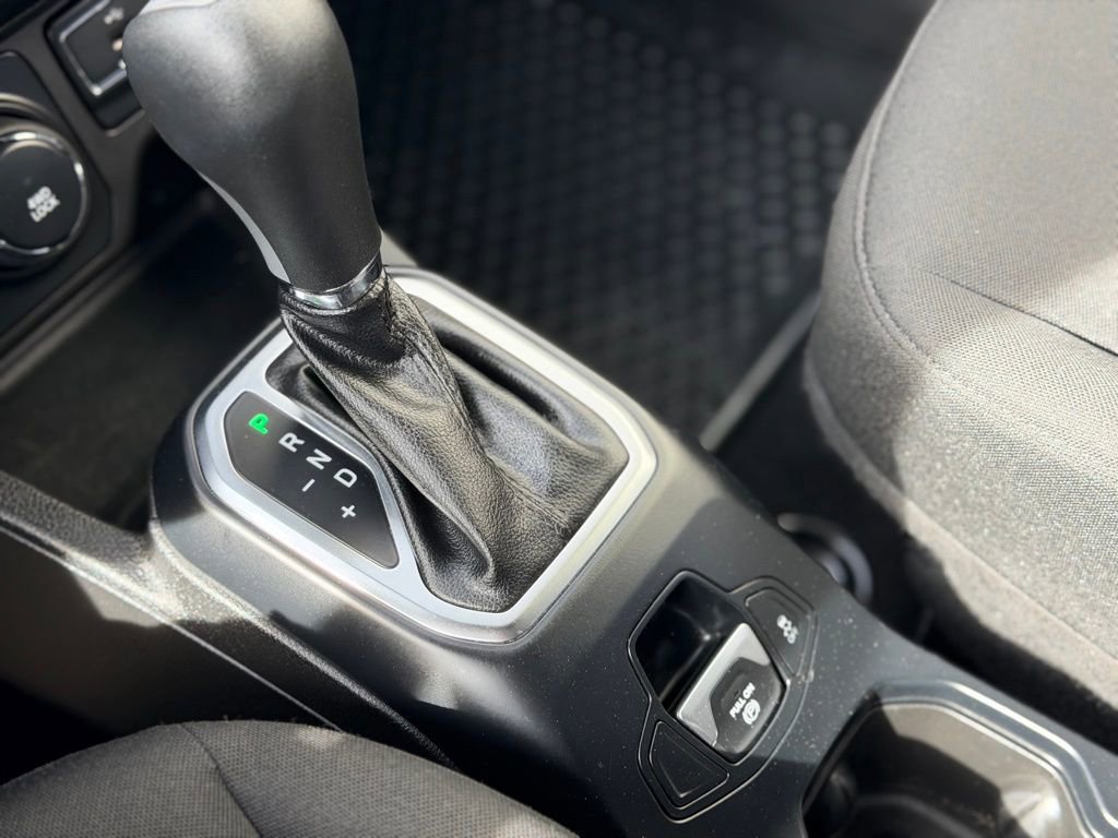 Used 2018 Jeep Renegade Latitude w/ Safety & Security Group image 16