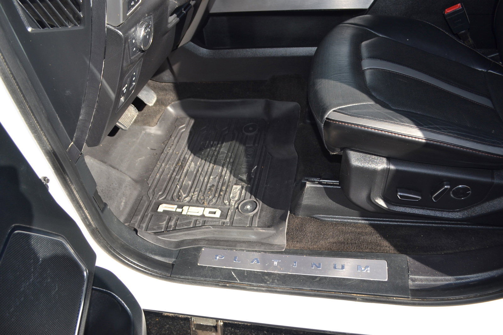 Used 2018 Ford F150 Platinum w/ Equipment Group 701A Luxury image 14