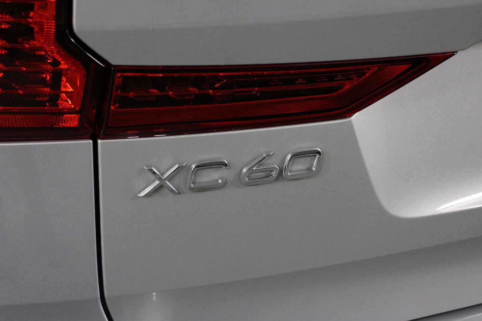 Certified 2023 Volvo XC60 T8 Plus AWD/4WD image 19