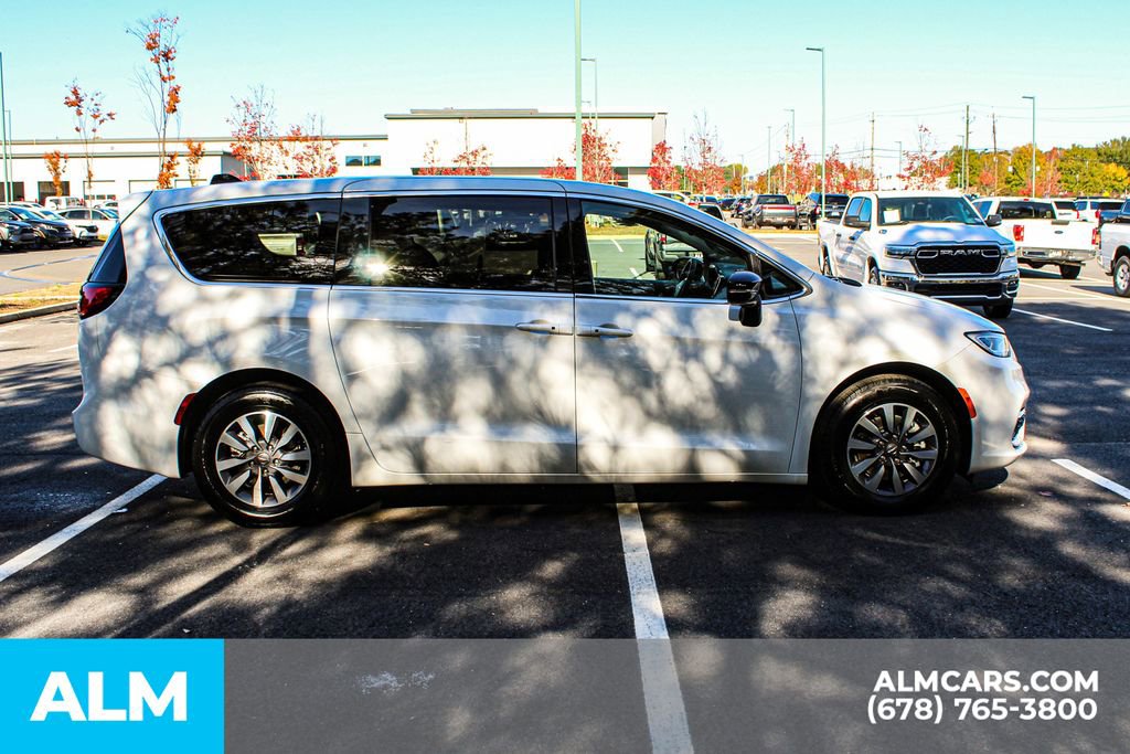 Used 2024 Chrysler Pacifica Select image 9