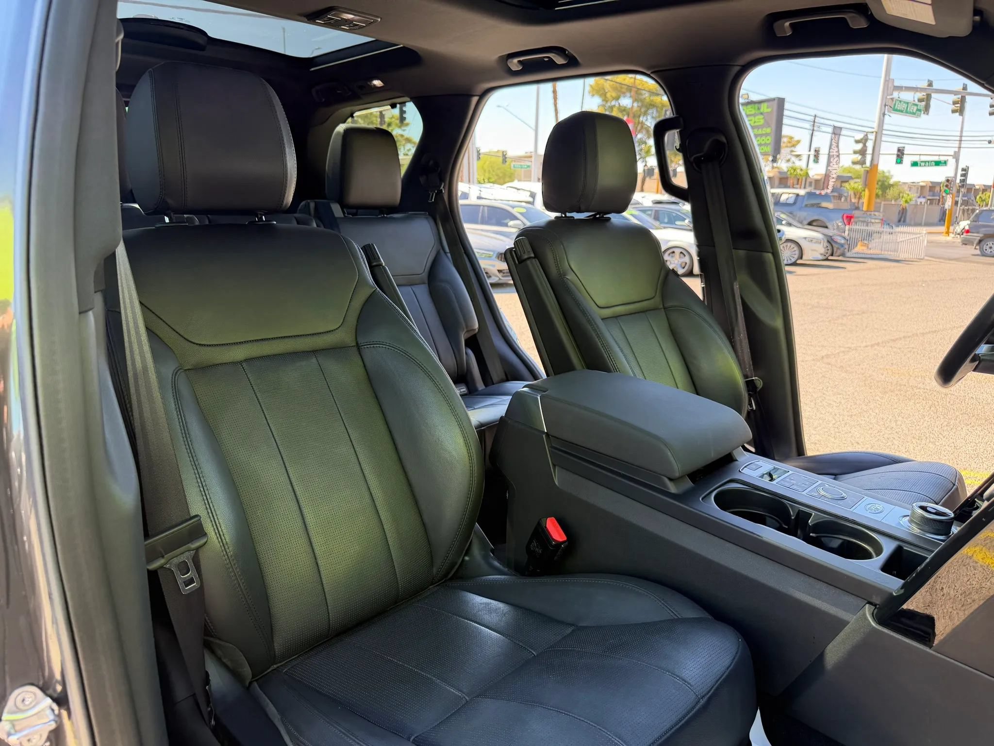 Used 2017 Land Rover Discovery SE AWD/4WD image 18