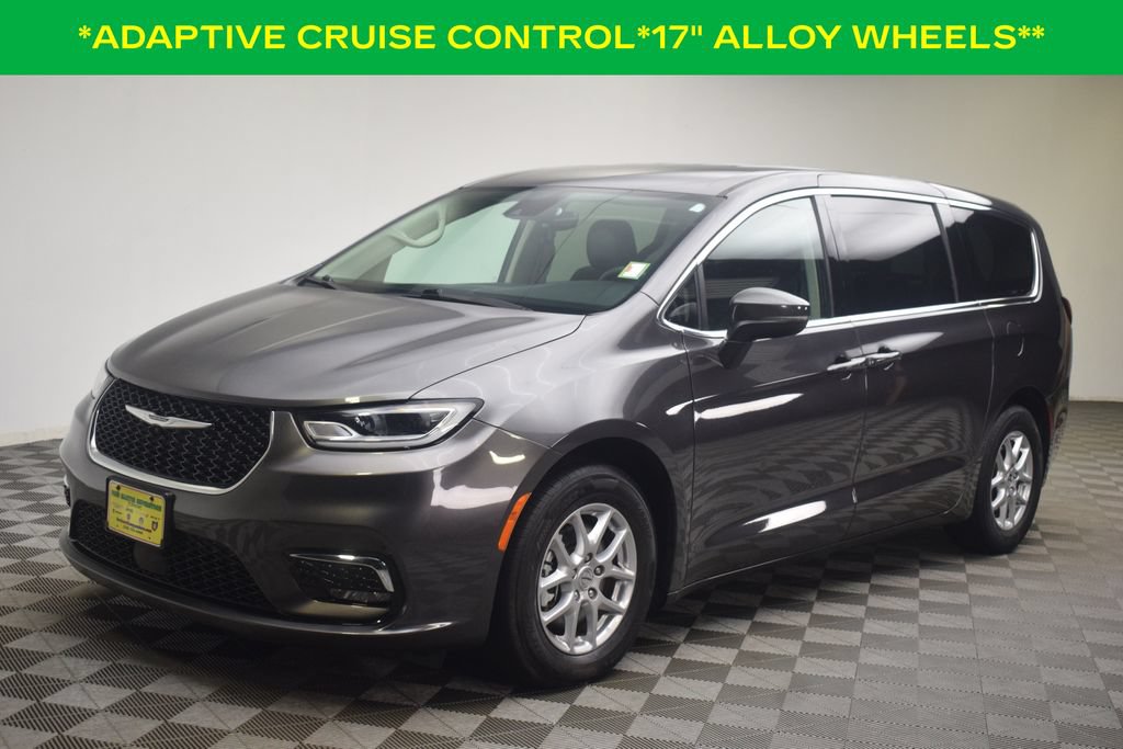 Used 2023 Chrysler Pacifica Touring-L FWD image 3