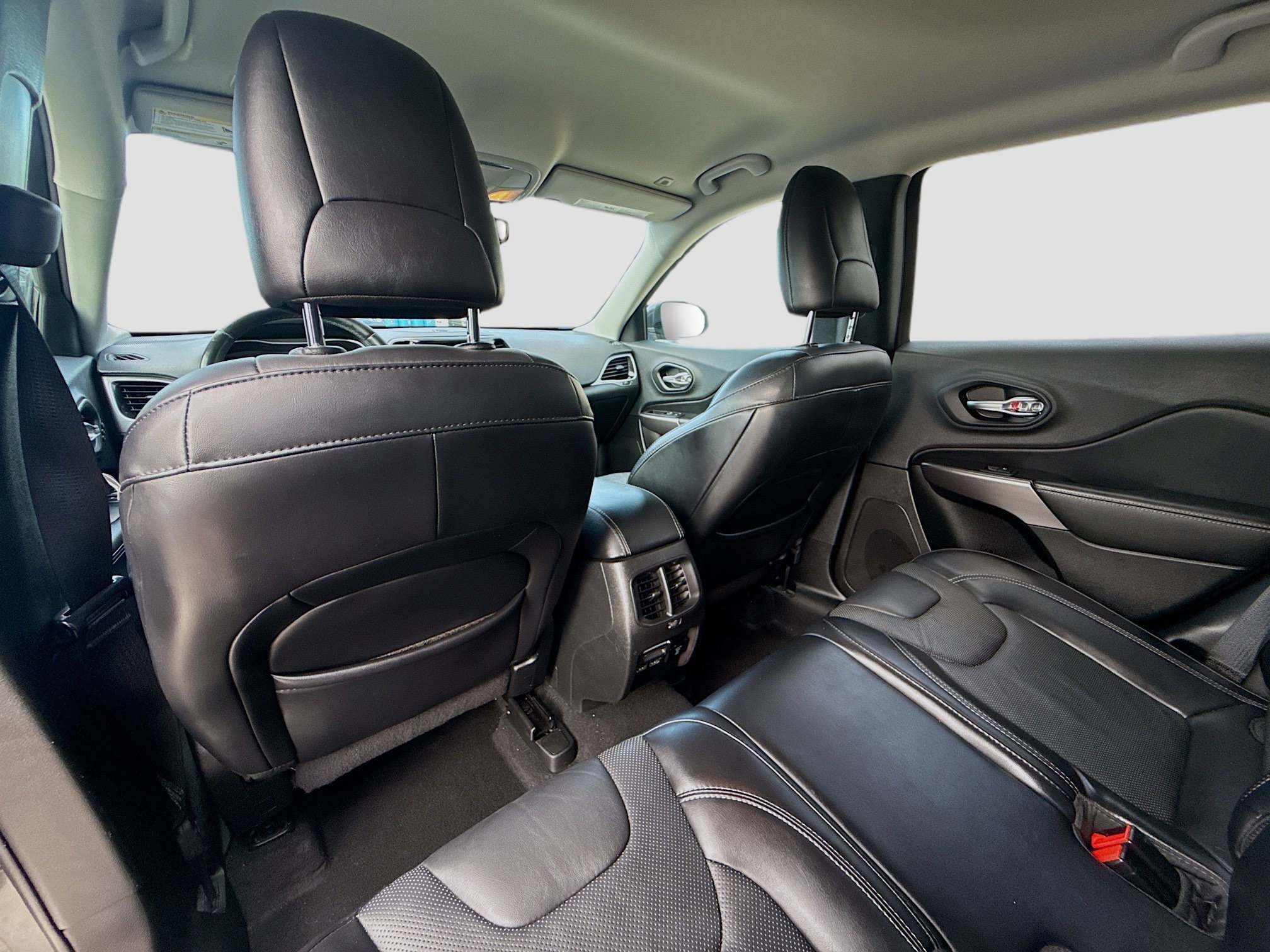 Used 2019 Jeep Cherokee Limited FWD image 24