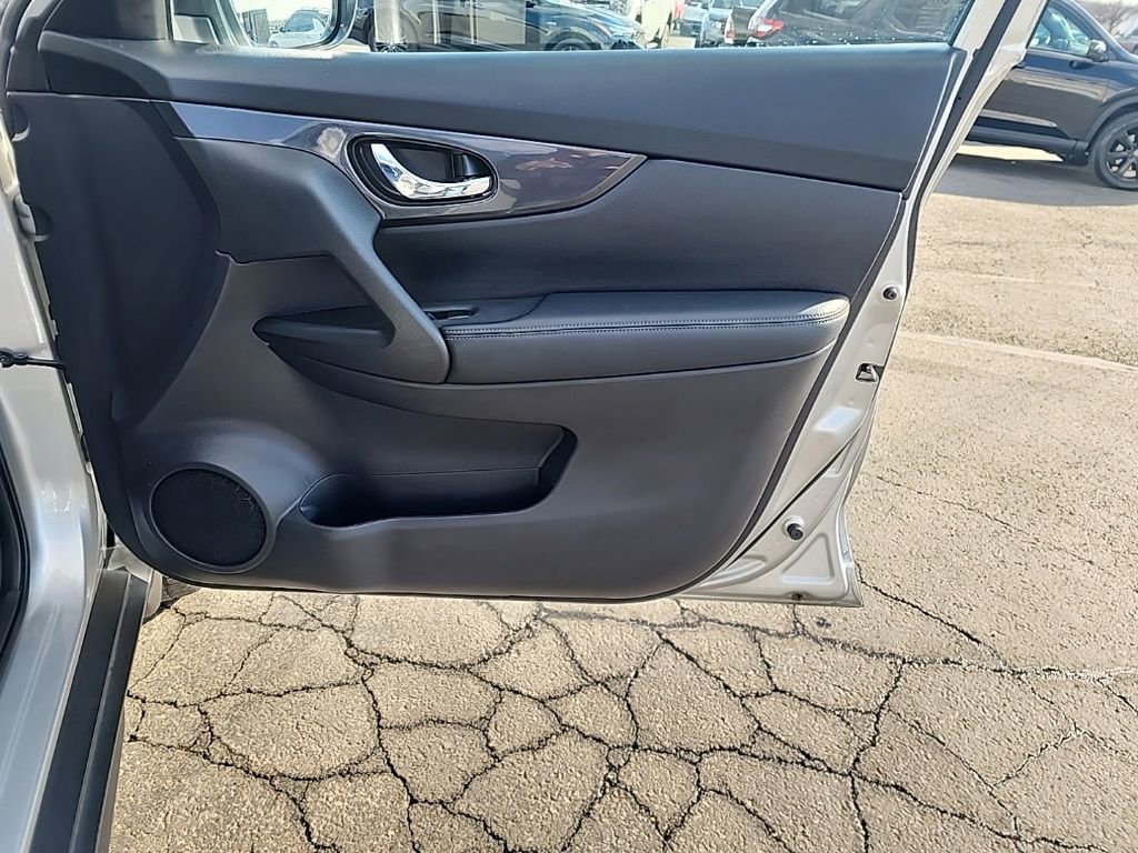 Used 2018 Nissan Rogue SV w/ Premium Package image 30