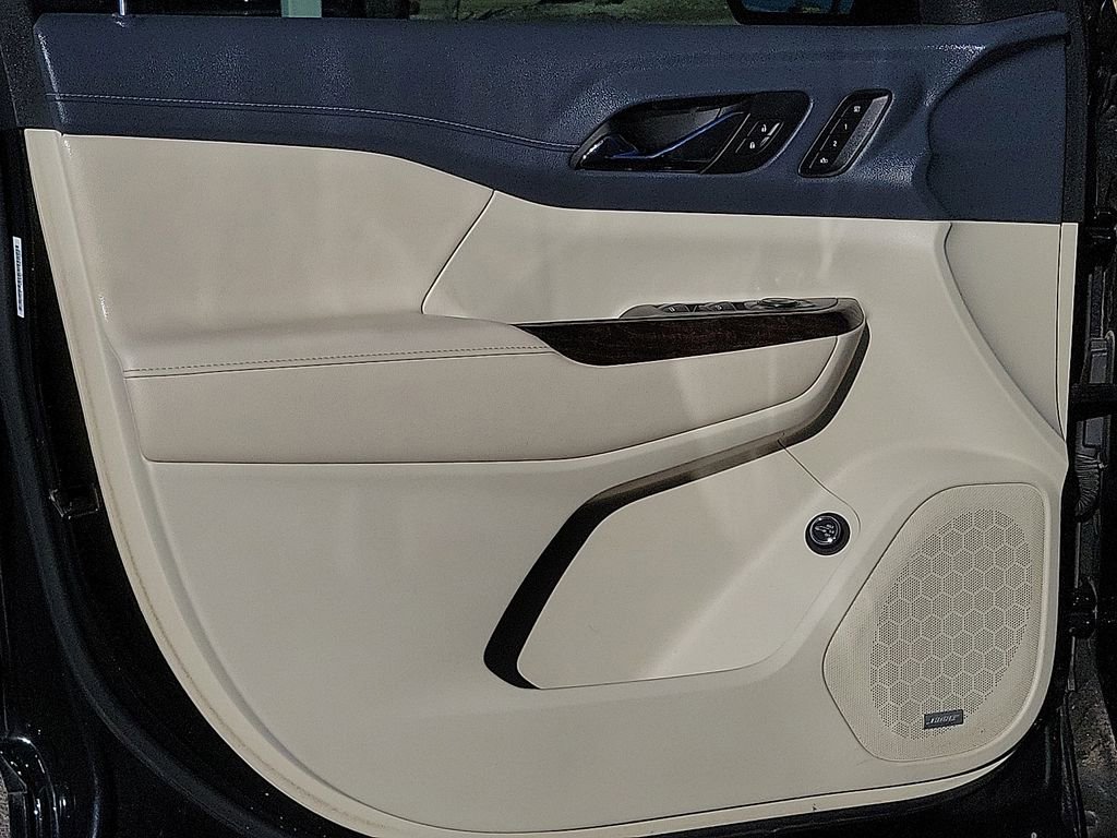 Used 2022 GMC Acadia Denali w/ Black Diamond Edition image 18