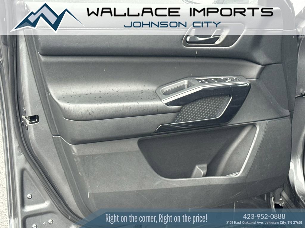 Used 2024 Nissan Pathfinder S image 12