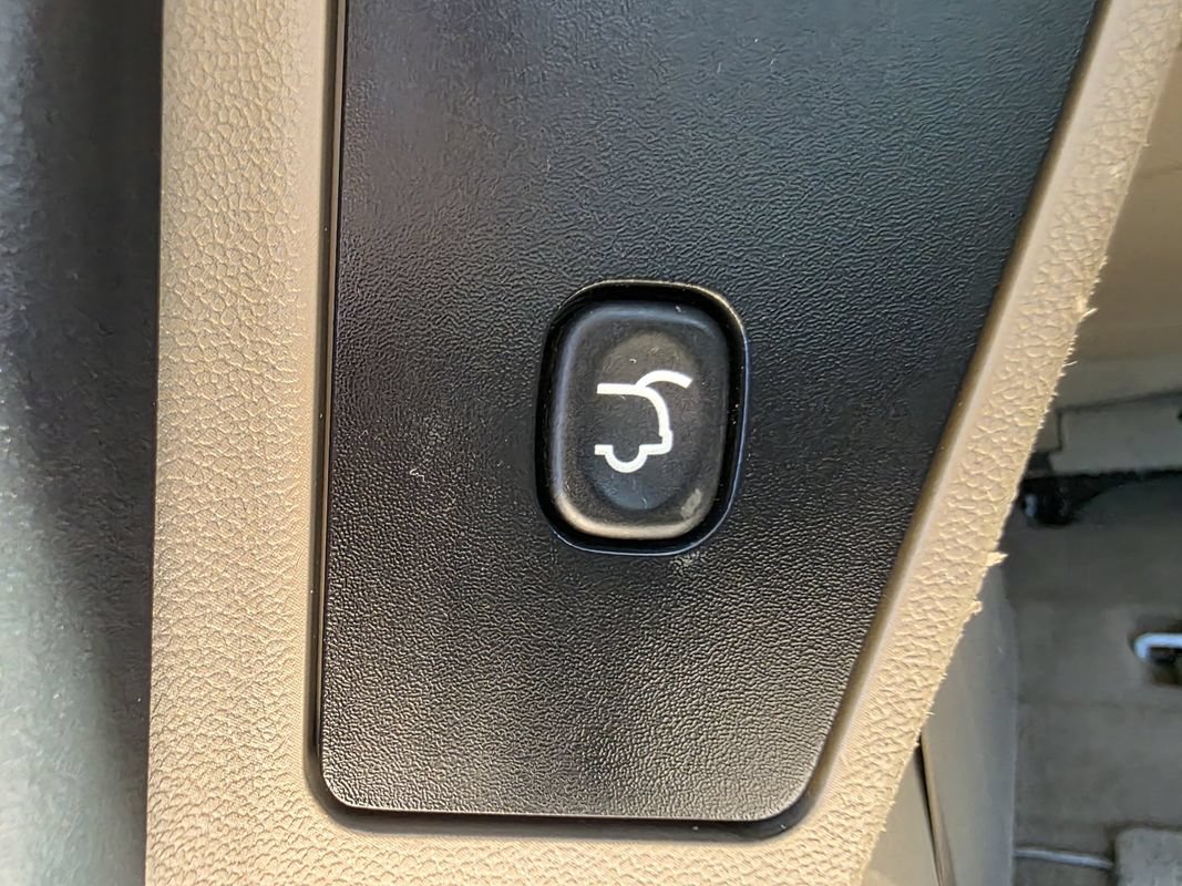 Used 2015 Chrysler Town & Country Touring FWD image 19