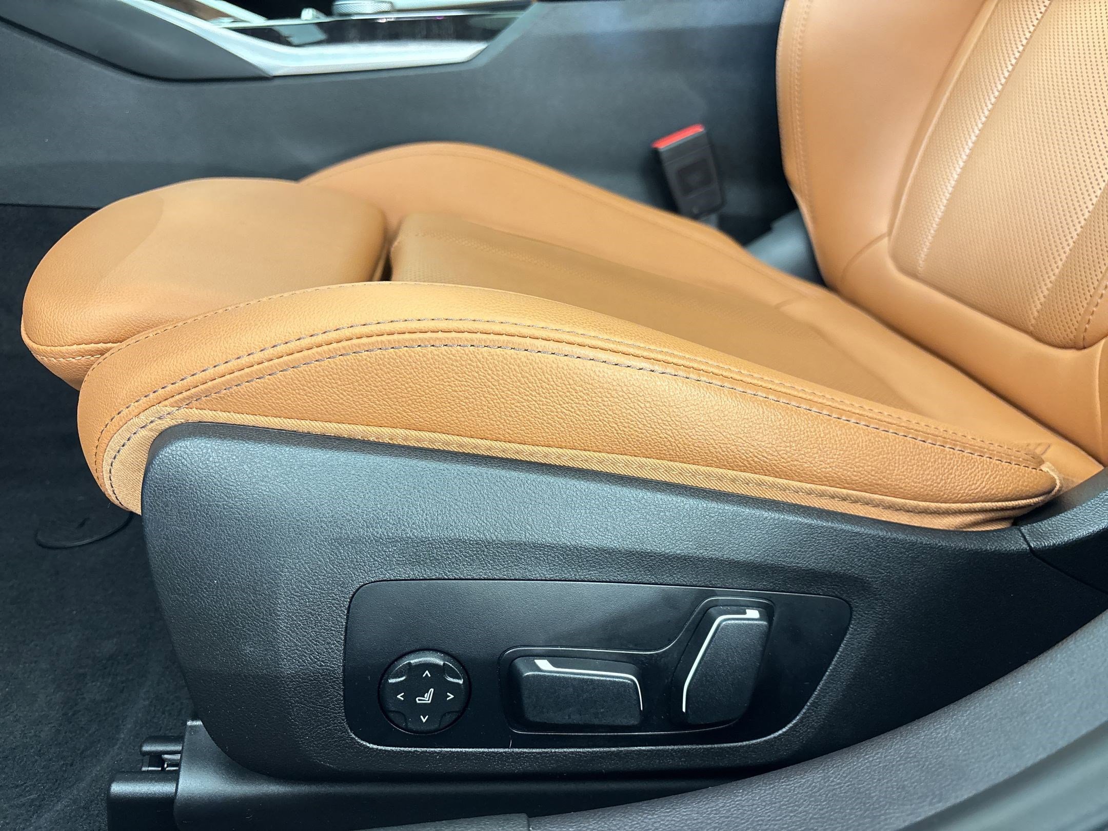 Certified 2024 BMW 330i Sedan w/ Convenience Package image 12