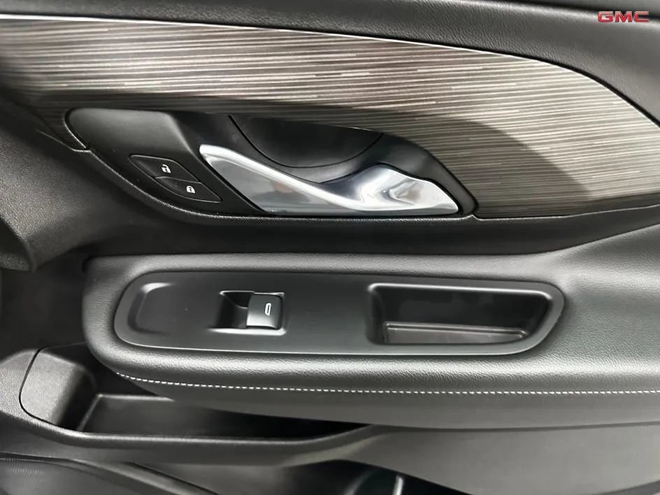 Used 2024 GMC Terrain SLT image 28
