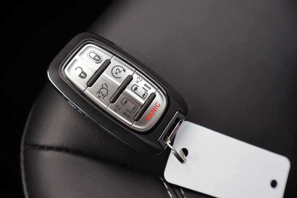Used 2025 Chrysler Pacifica Select image 42