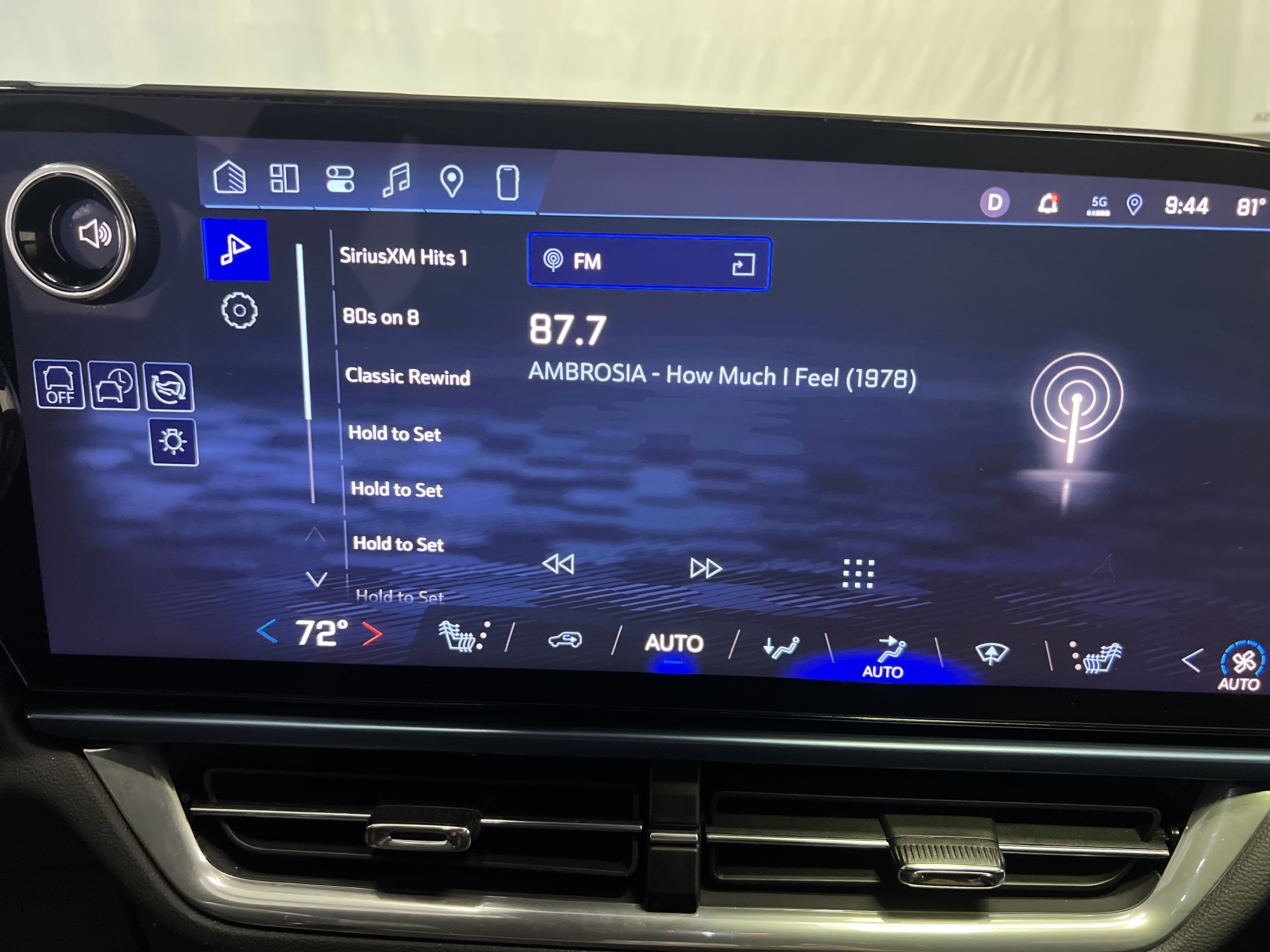Certified 2024 Chevrolet Equinox EV LT FWD image 18