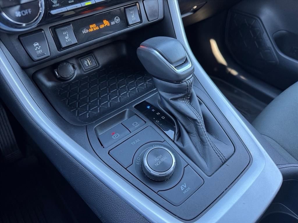 Used 2024 Toyota RAV4 SE image 25