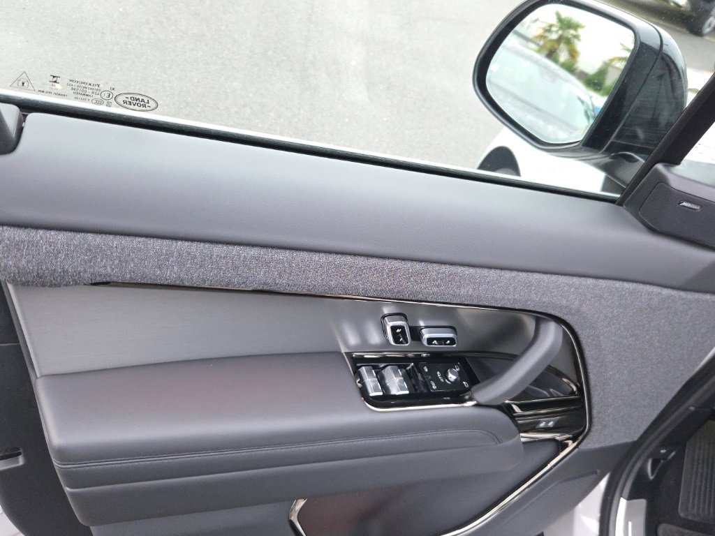 Used 2025 Land Rover Range Rover Sport SE image 11