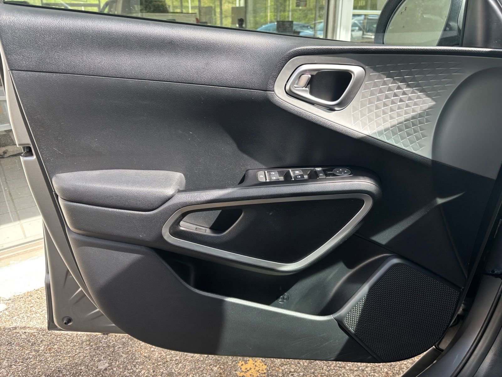 Used 2025 Kia Soul LX w/ LX Technology Package FWD image 18