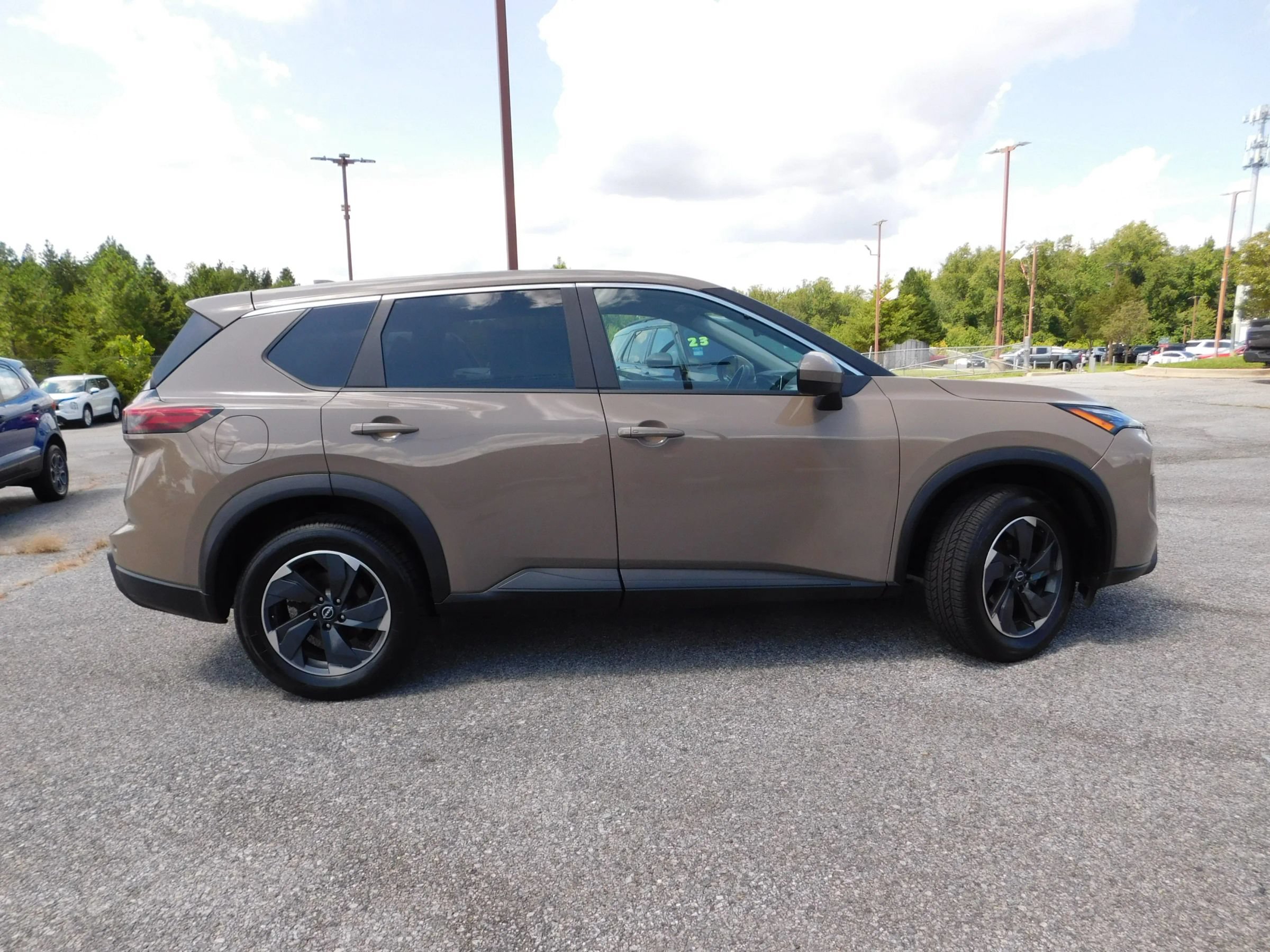Used 2025 Nissan Rogue SV FWD image 5