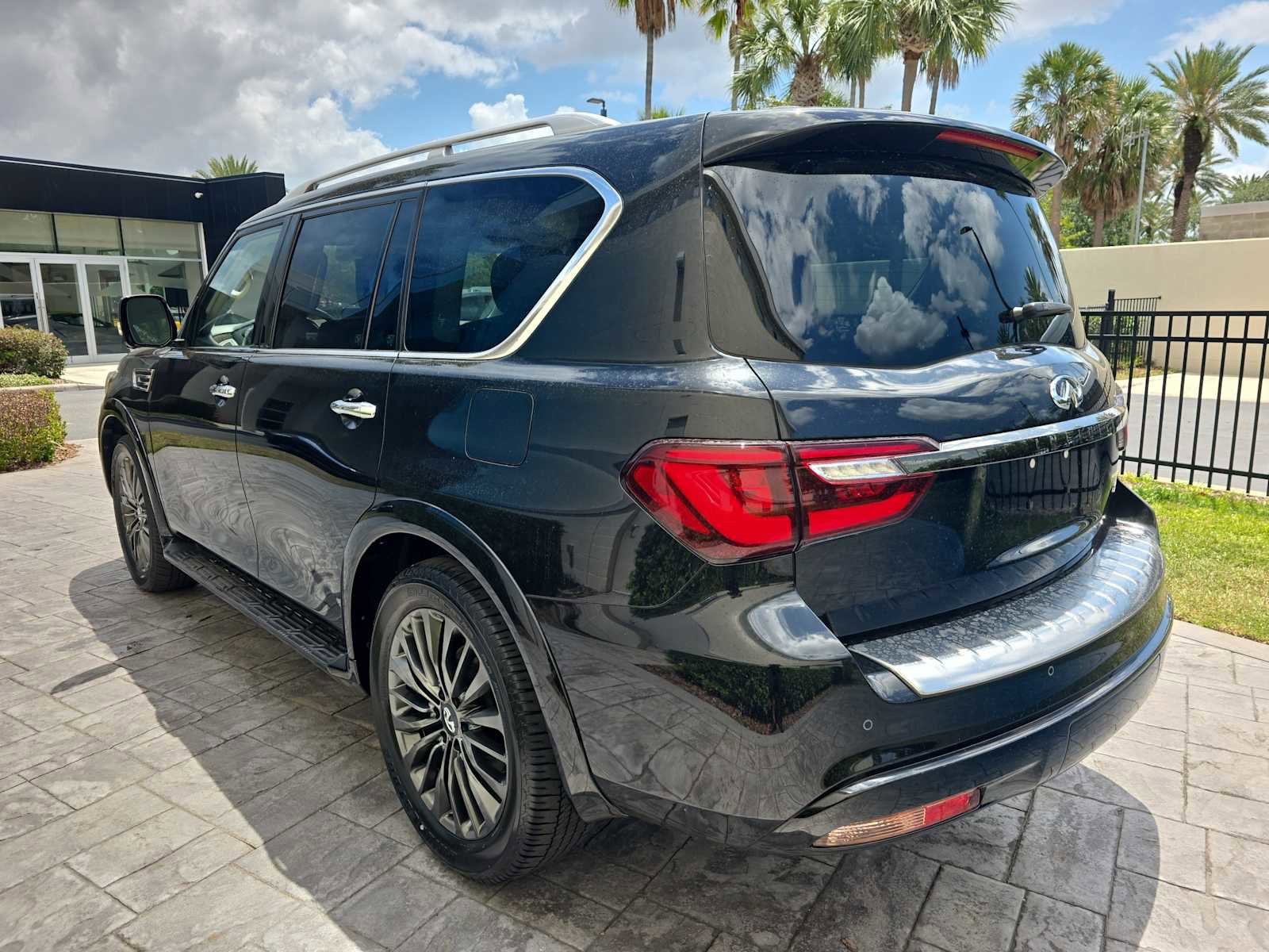Used 2023 INFINITI QX80 Premium Select w/ Cargo Package RWD image 6