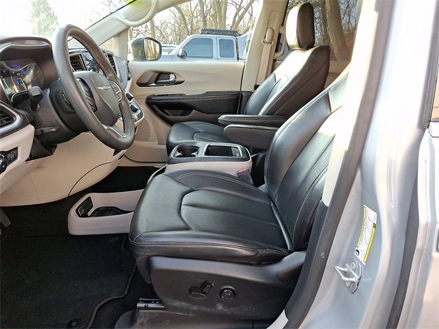 Used 2023 Chrysler Pacifica Touring-L image 14