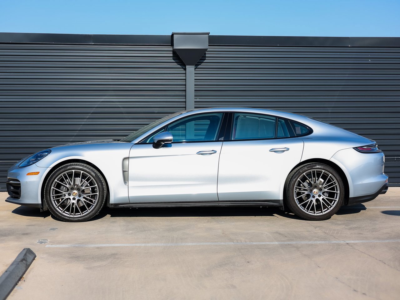 Certified 2023 Porsche Panamera Platinum Edition image 2