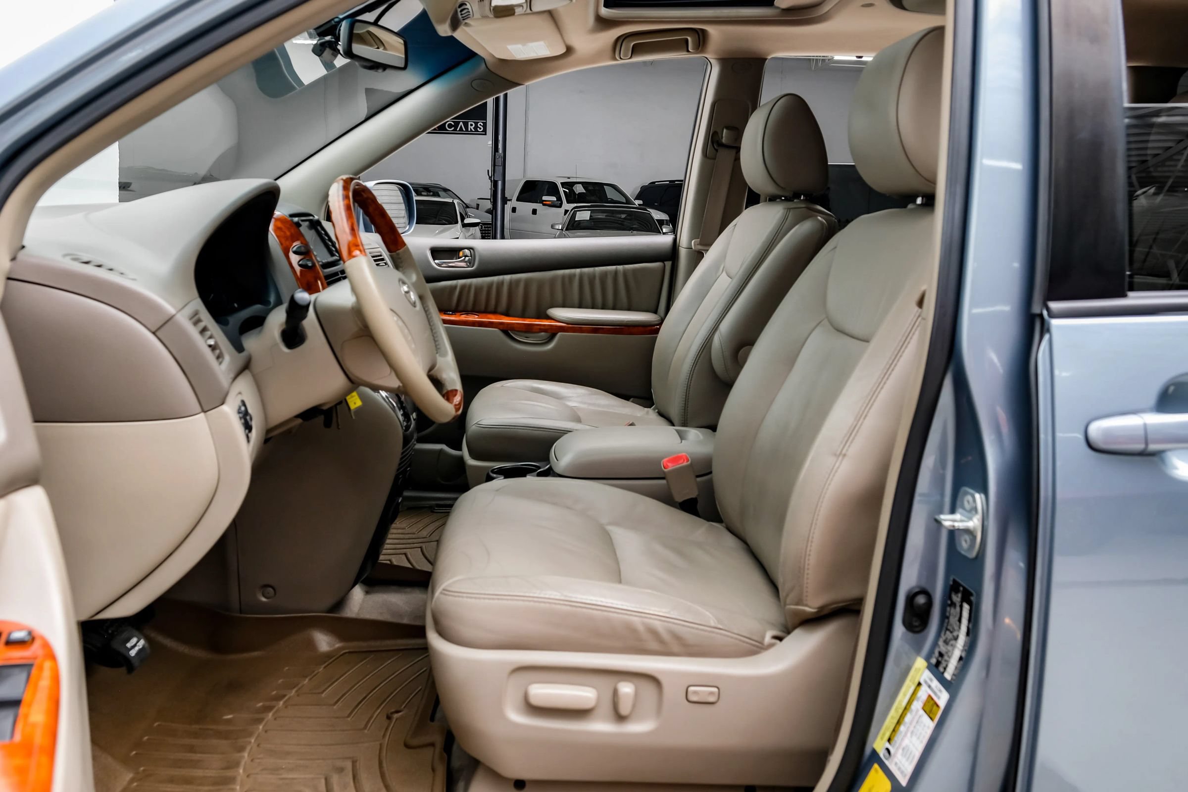 Used 2010 Toyota Sienna XLE Limited FWD image 3