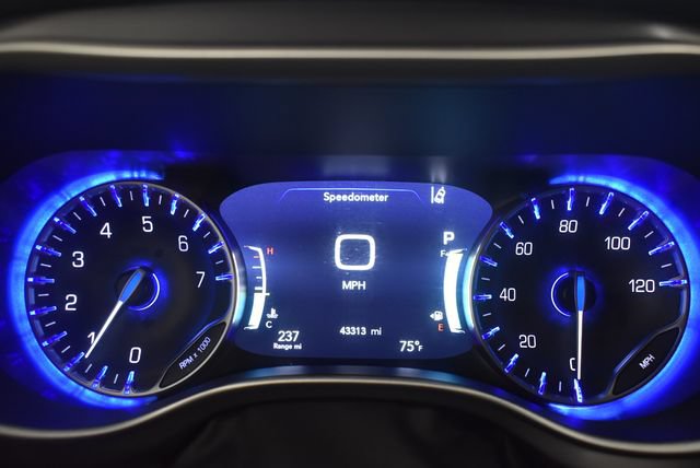 Used 2024 Chrysler Pacifica Touring-L FWD image 23