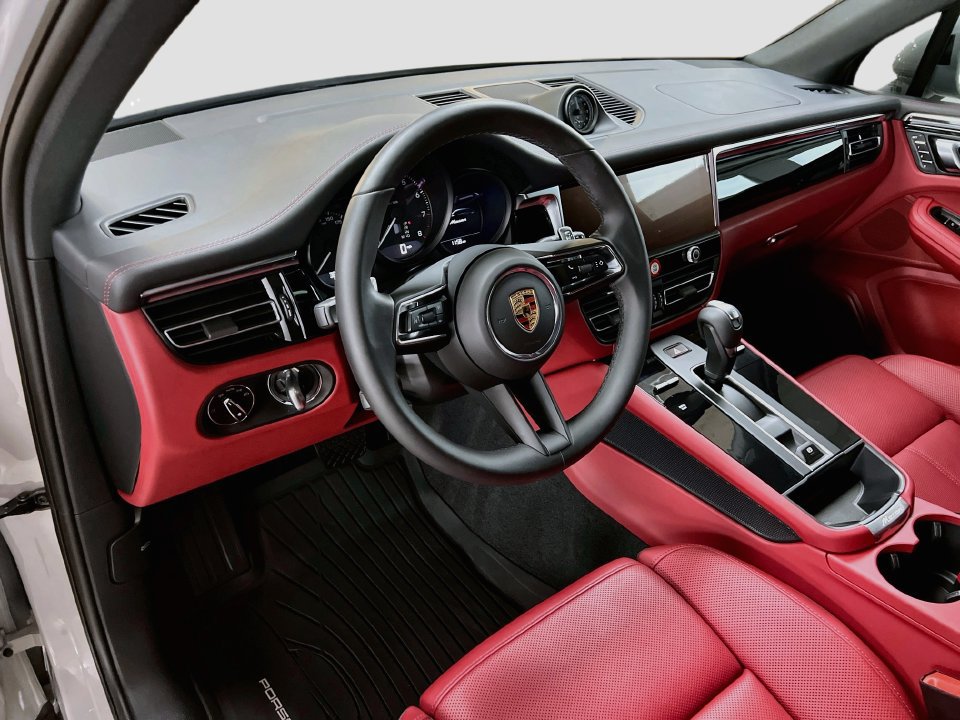 Certified 2025 Porsche Macan AWD/4WD image 4
