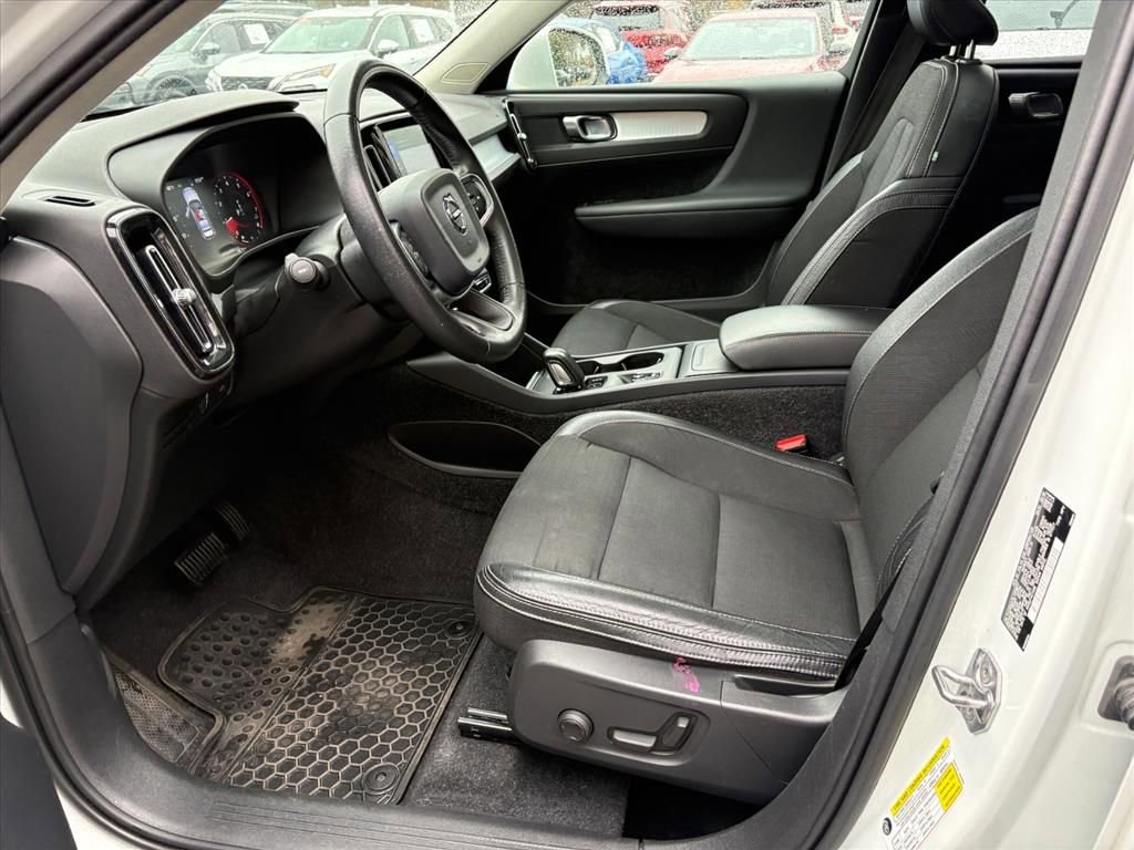 Used 2020 Volvo XC40 T5 Momentum image 15