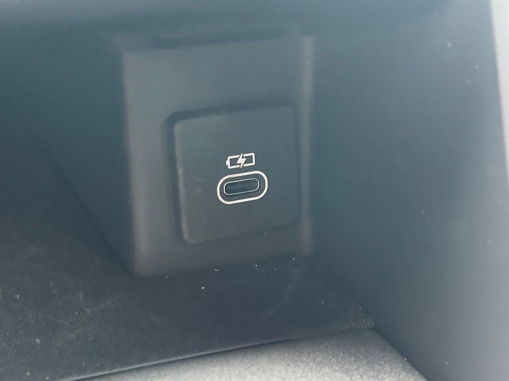 Used 2024 Land Rover Discovery Dynamic SE image 37