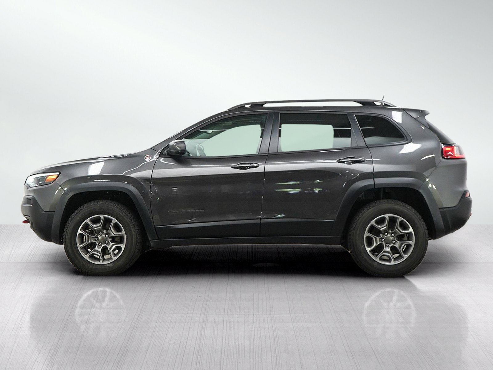 Used 2021 Jeep Cherokee Trailhawk w/ Trailer Tow Group AWD/4WD image 2