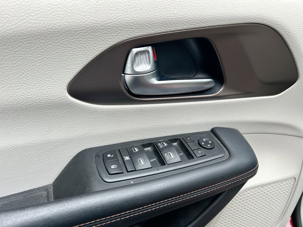 Used 2019 Chrysler Pacifica Touring-L w/ Advanced Safetytec Group FWD image 26
