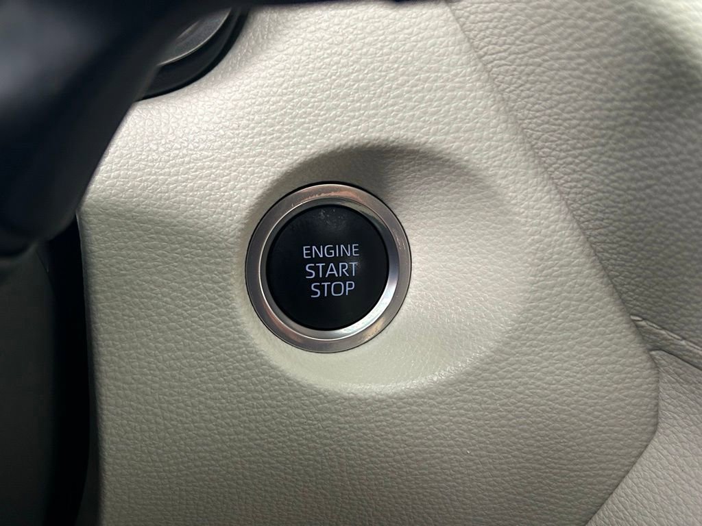 Used 2022 Toyota Corolla Cross XLE image 49