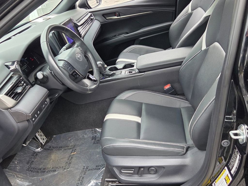 Used 2025 Toyota Camry SE image 5