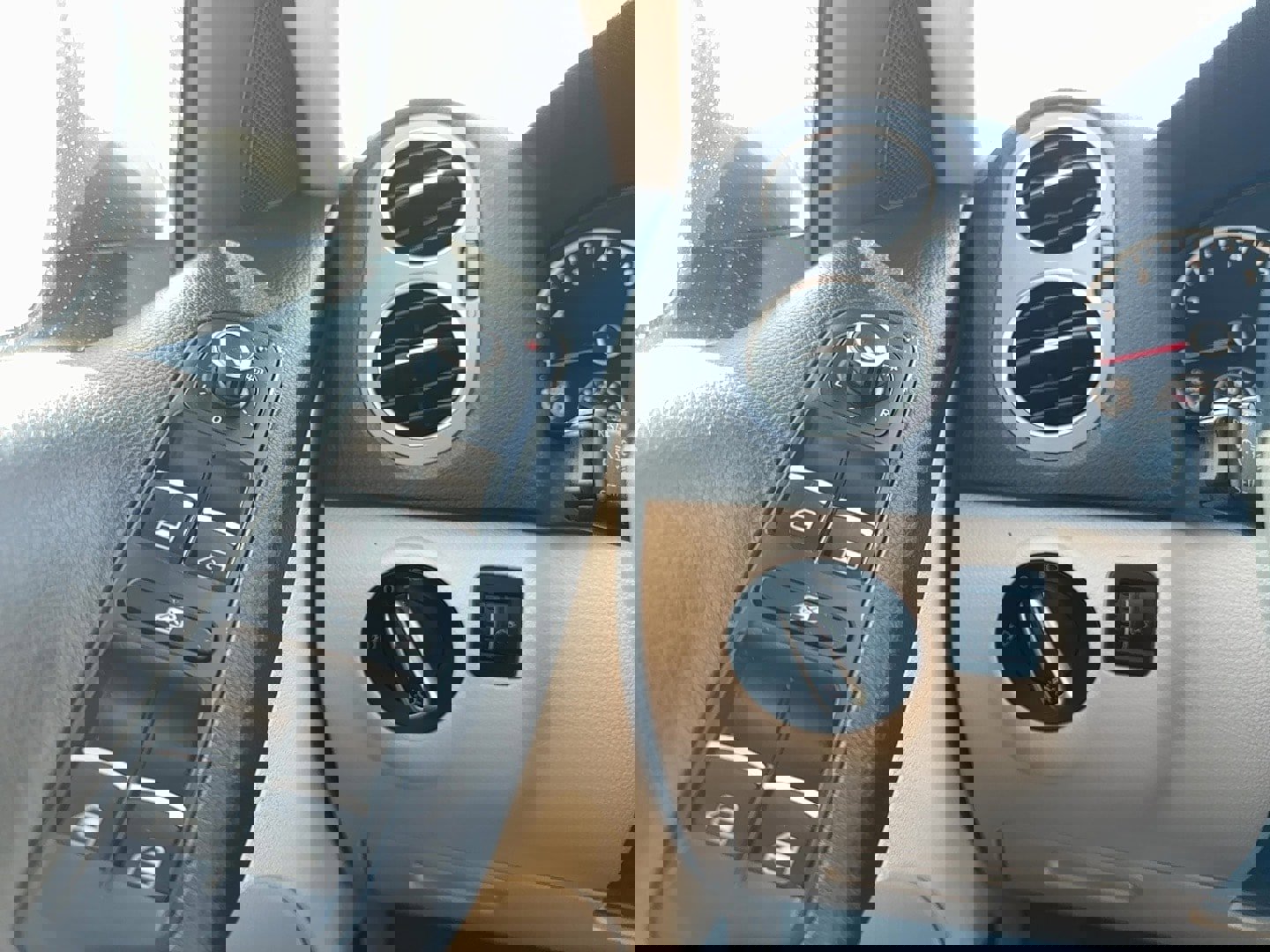 Used 2011 Volkswagen Tiguan SE image 18