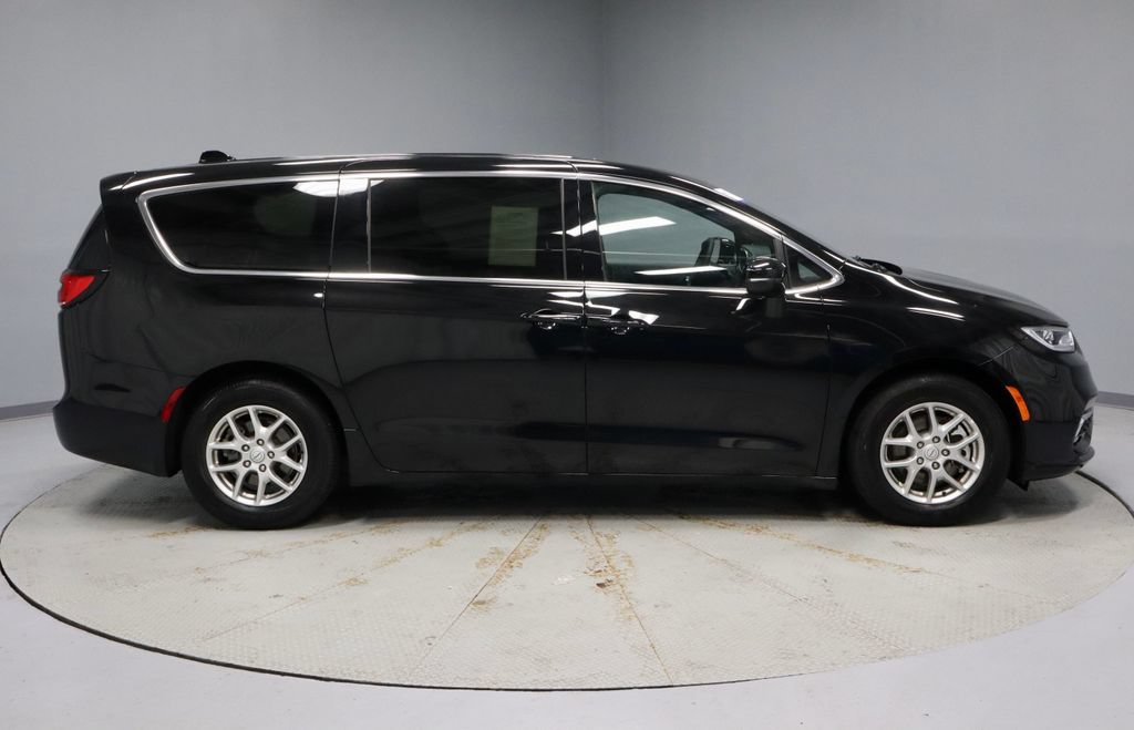 Used 2025 Chrysler Pacifica Select FWD image 11