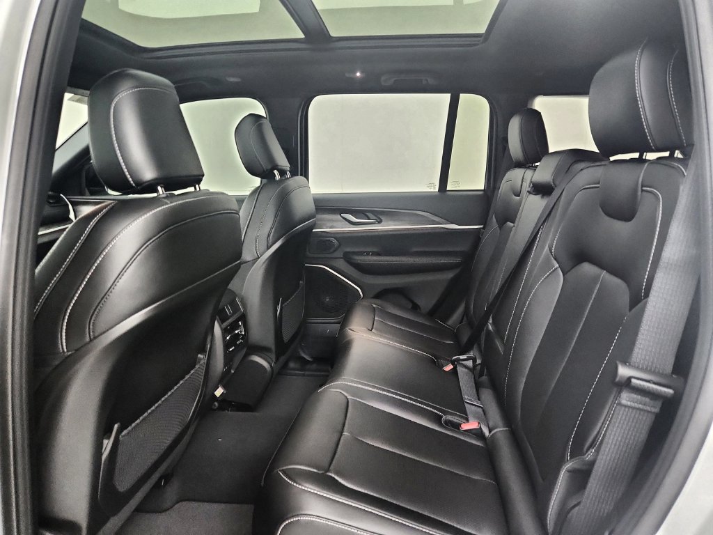 New 2026 Jeep Grand Cherokee Limited w/ Luxury Tech Group II AWD/4WD image 32